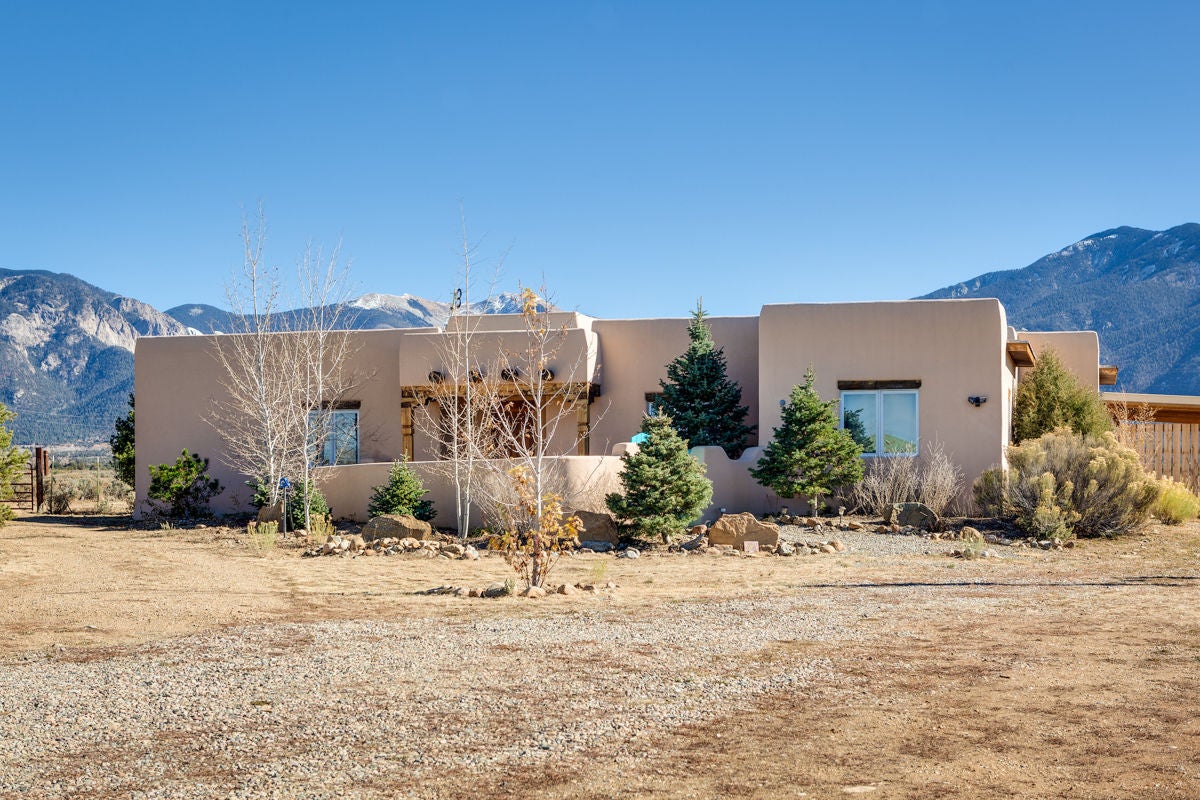 Our Taos rentals embrace the destination's eclectic flavor with Adobe-style homes and desert views. 