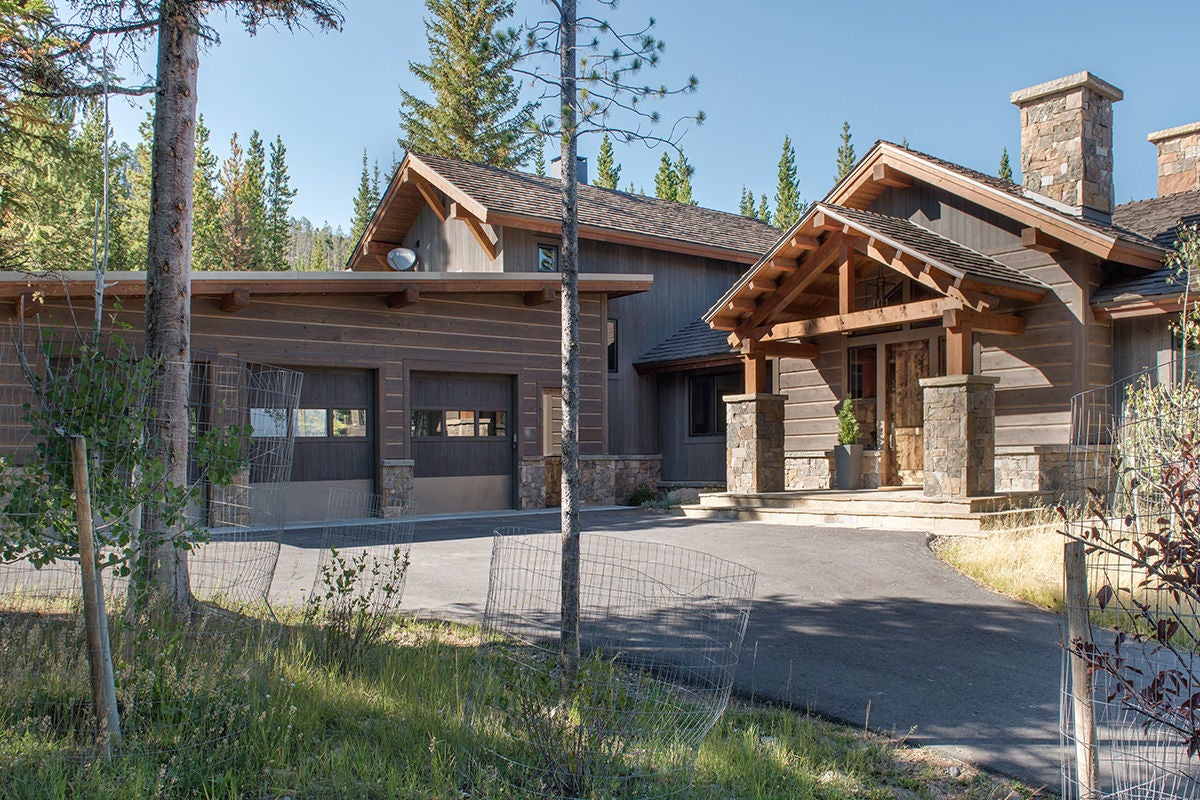 NESTLED HIGH IN MOUNTAIN MEADOWS, THERE ARE PLENTY OF SCENIC PLACES TO STAY IN BIG SKY.