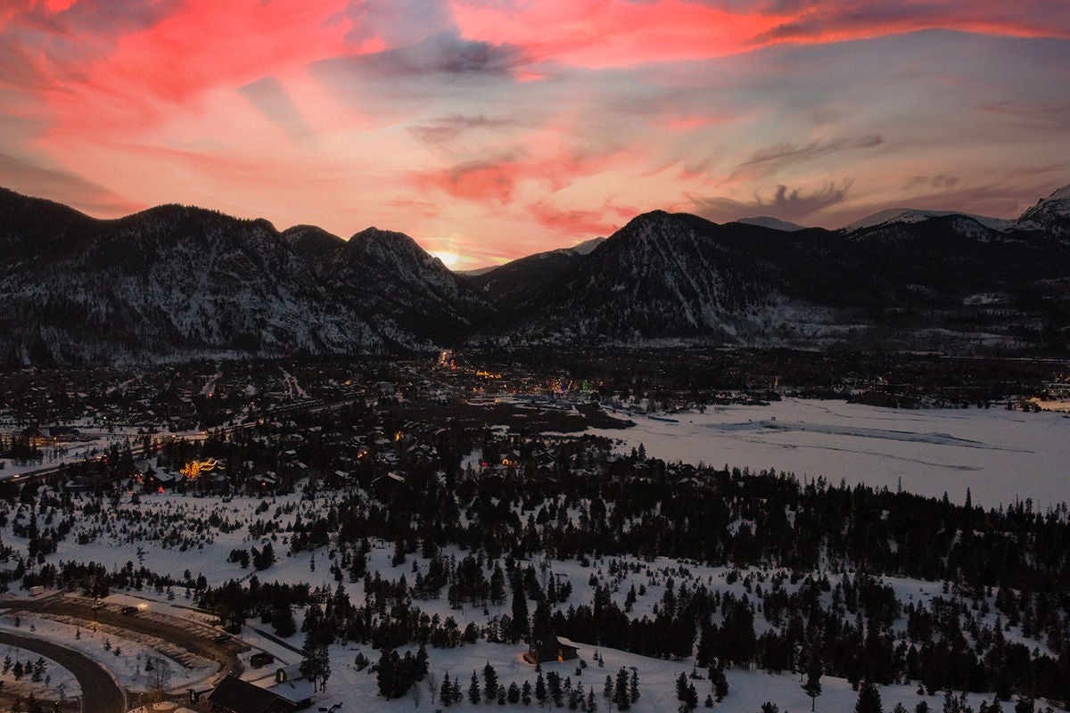 EXPERIENCE THE MESMERIZING BEAUTY OF SUMMIT COUNTY, COLORADO.